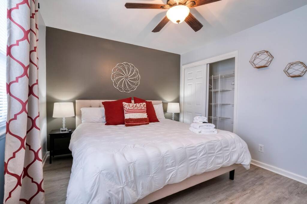 Apartment Trendy Escape ◉ California King Bed Awaits! Charlotte